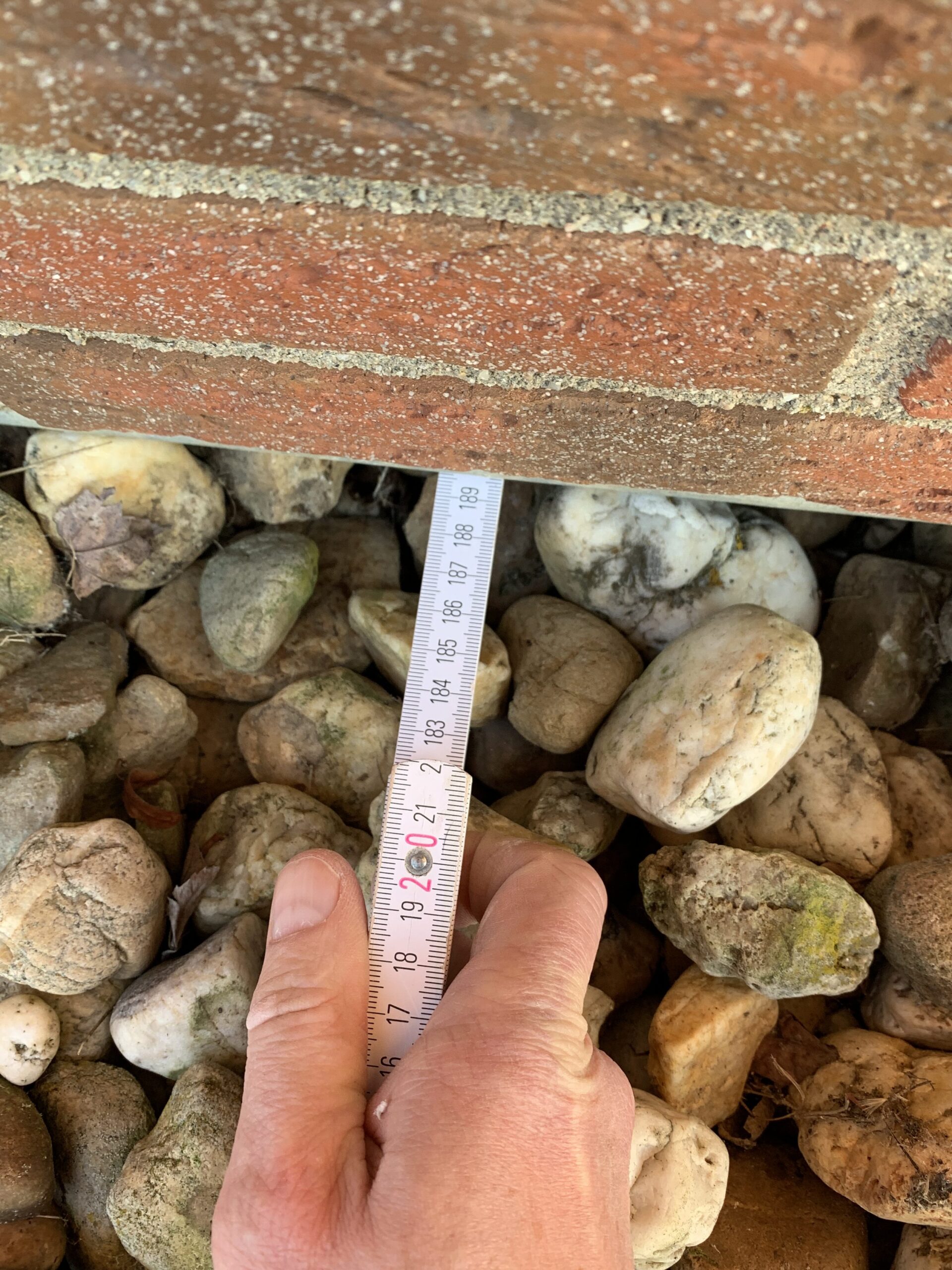 Zollstock an Hauswand