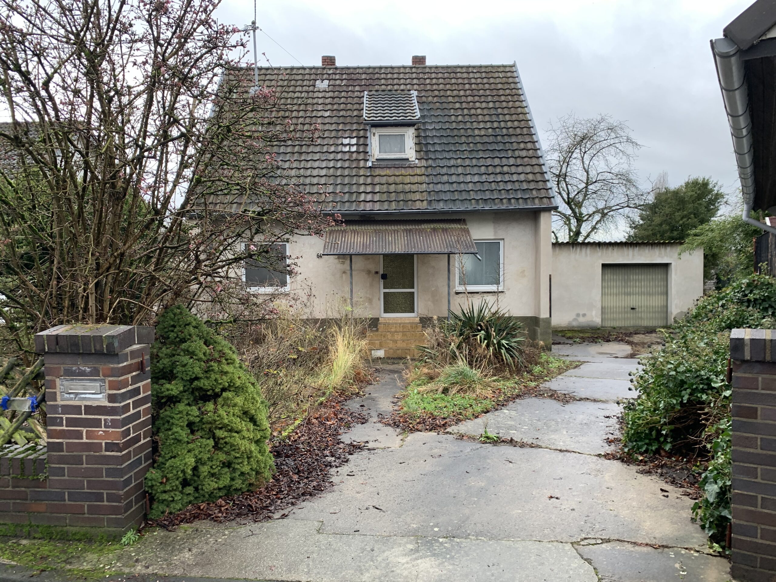 unsaniertes kleines Haus