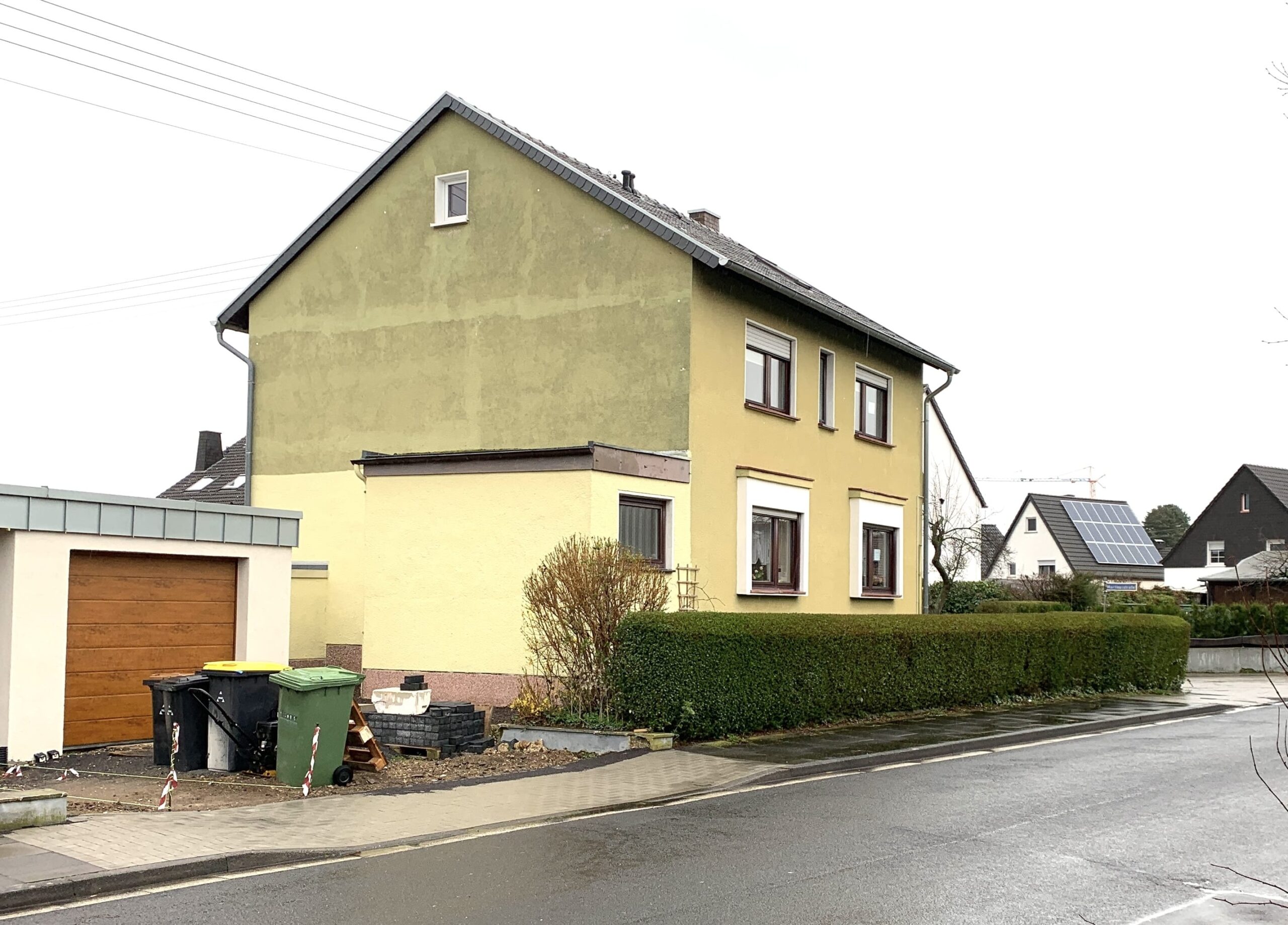 unsaniertes Haus mit Altputz und Verwitterung