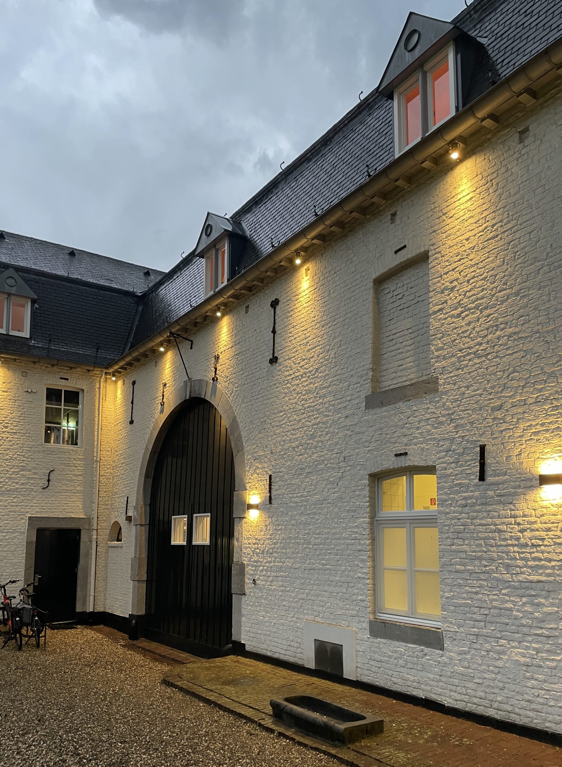 Innenhof mit prächtiger geschlämmter Klinkerfassade