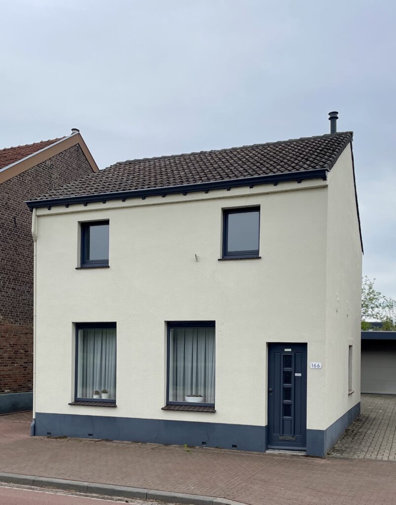 einfaches Haus mit Putz ungeringem Dachueberstand