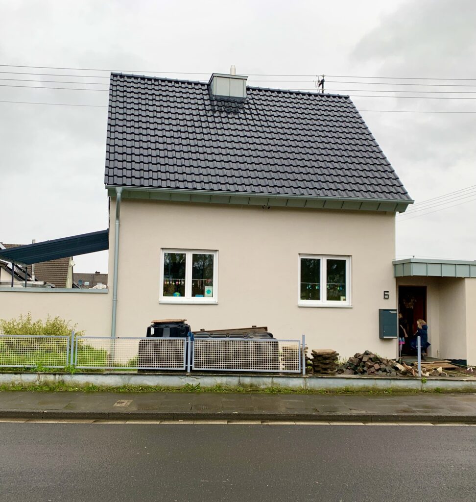 Einfamilienhaus mit saniertem Dach und Fassade aus WDVS