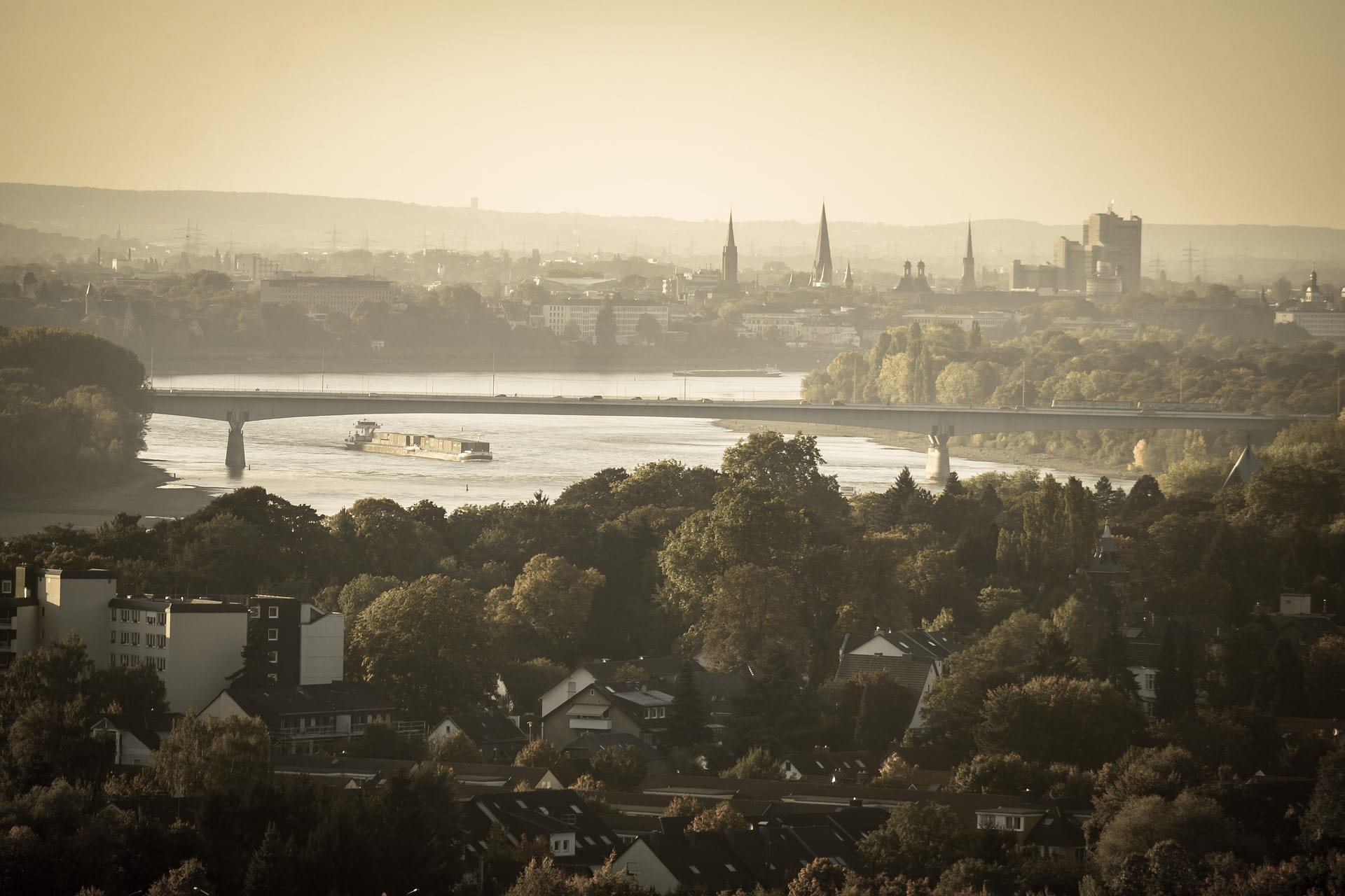 Panorame der Bundesstadt Bonn mit Rhein im Vordergrund